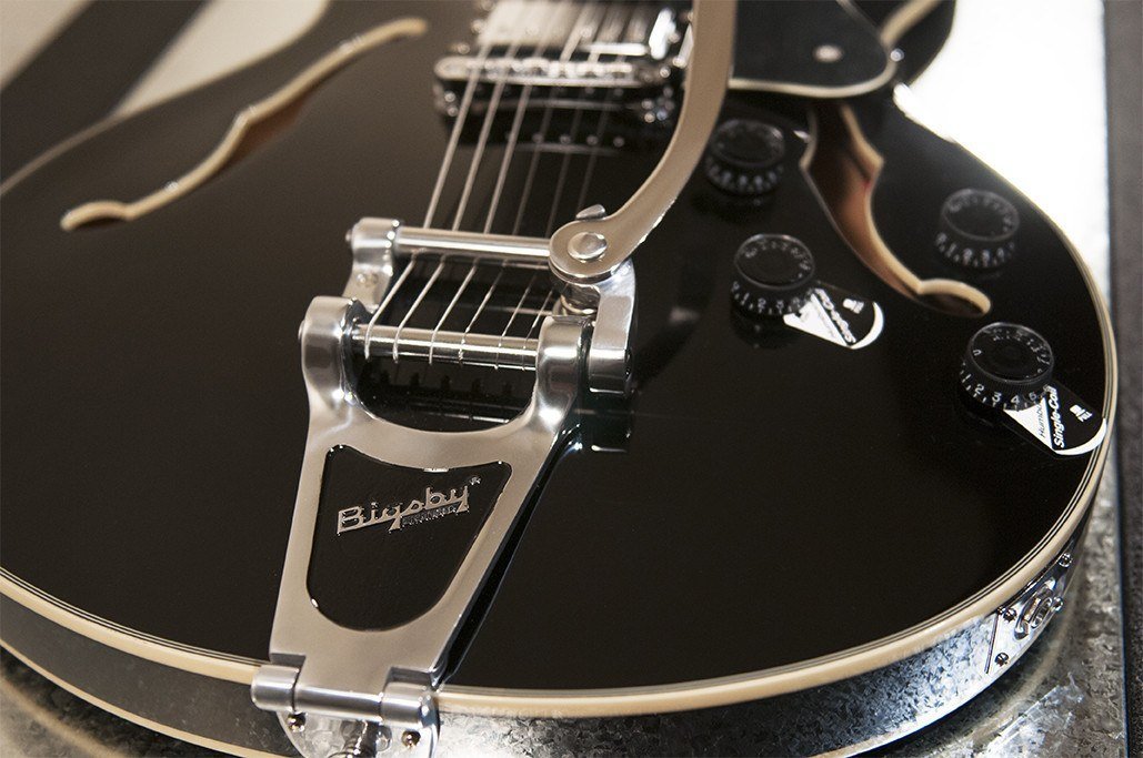 Schecter Guitars Schecter Corsair with Bigsby | Gloss Black